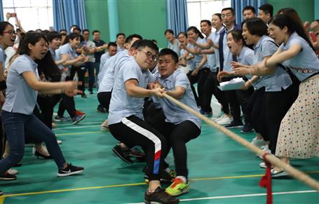 公司2019年職工春季運(yùn)動(dòng)會(huì)拔河比賽火熱開幕