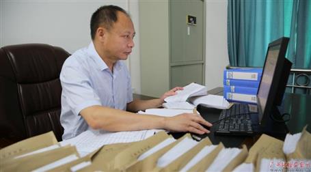 初心不改　本色不褪——記廣西勤廉榜樣、河池市紀(jì)委副書記、監(jiān)委副主任黃振林