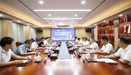 覃振華與鹿寨縣委副書記、縣長楊毅舉行工作會談