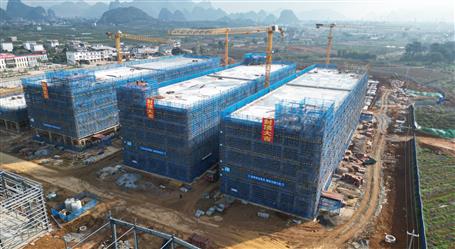 【搶先機(jī) 穩(wěn)開局】桂鴻分公司陽朔項(xiàng)目主體結(jié)構(gòu)順利封頂