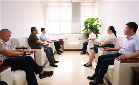 覃振華與柳北區(qū)委書(shū)記、區(qū)長(zhǎng)石中華舉行工作會(huì)談